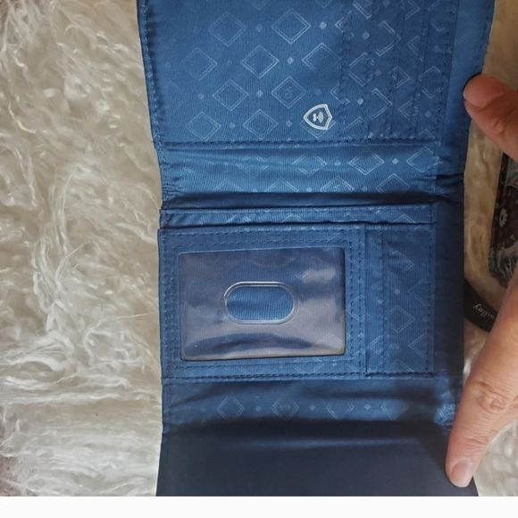 Vera Bradley RFID Blue Floral small billfold & Vera blad clear floral cosmetic - Picture 7 of 9